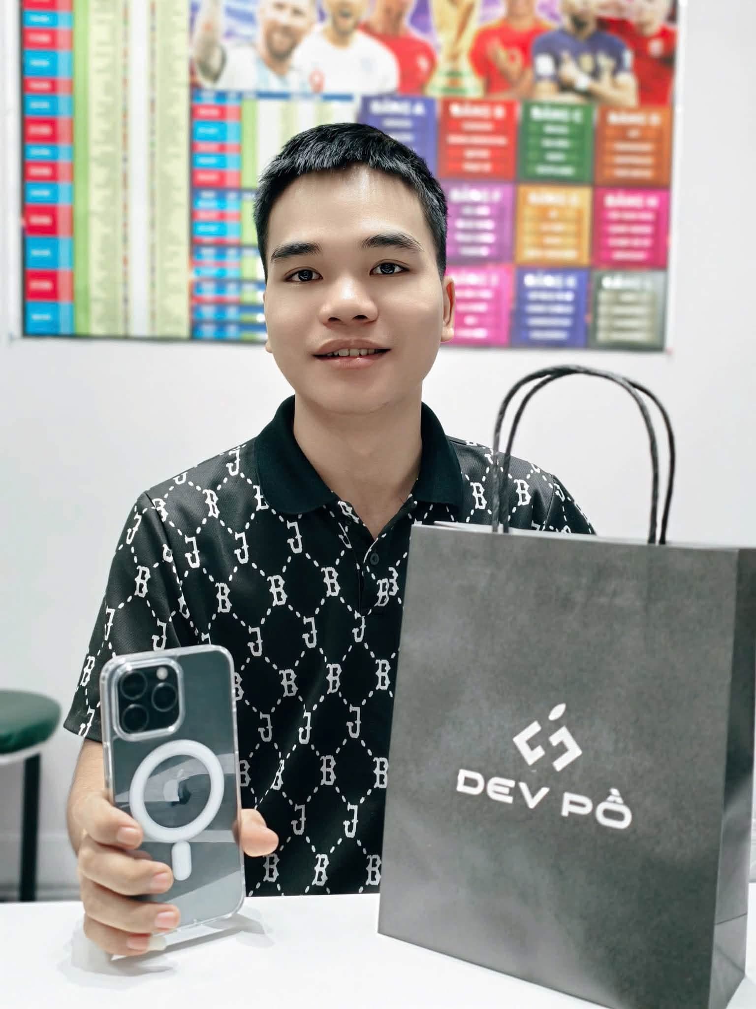 Khách hàng mua iPhone Lock tại Dev Pồ HCM