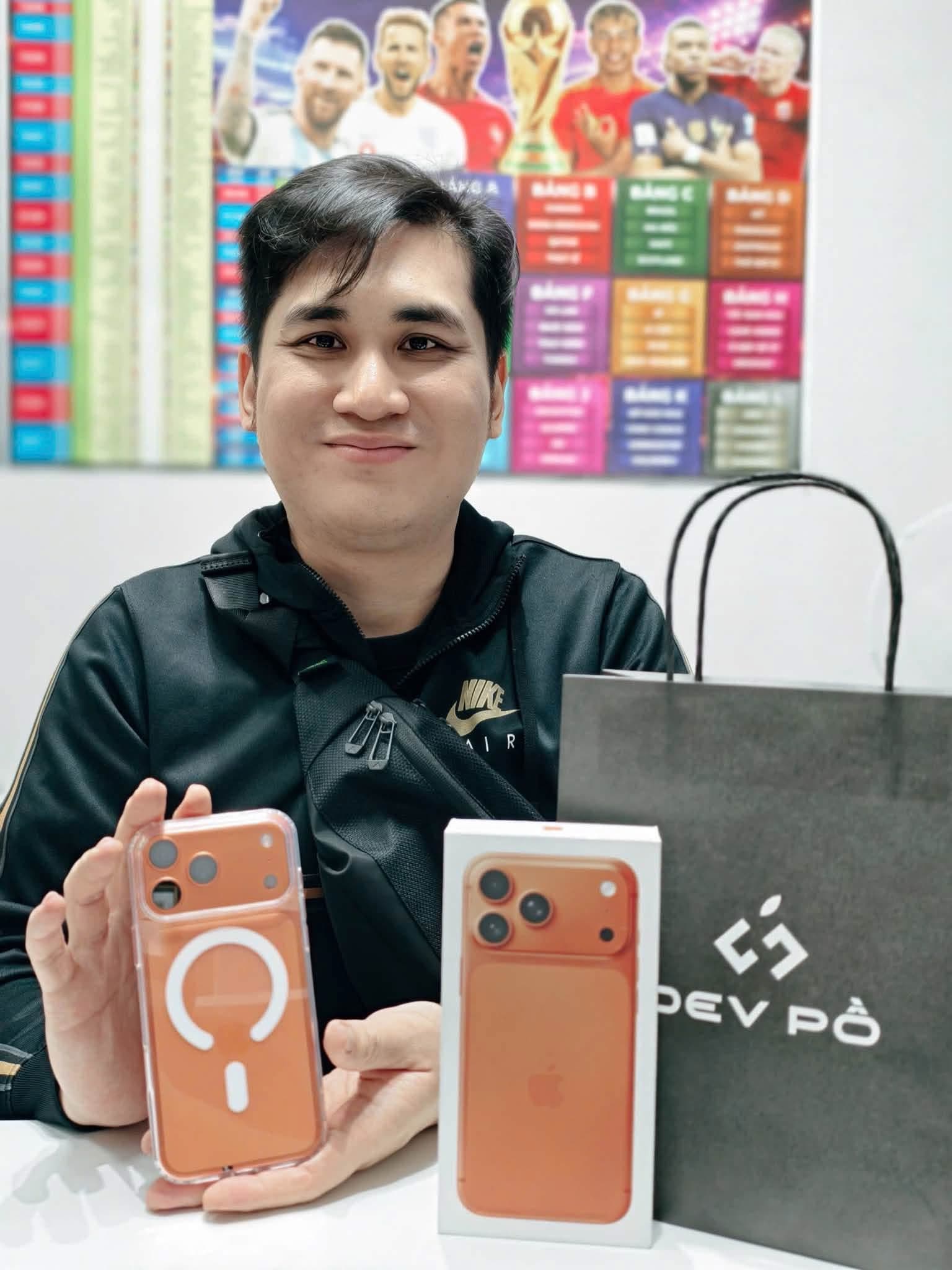 Khách mua iPhone Quốc tế tại Dev Pồ HCM