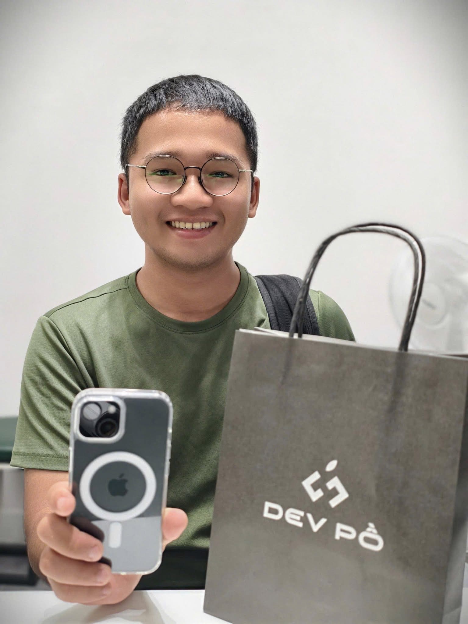 Khách hàng hài lòng iPhone 13 Pro Max Lock Dev Pồ