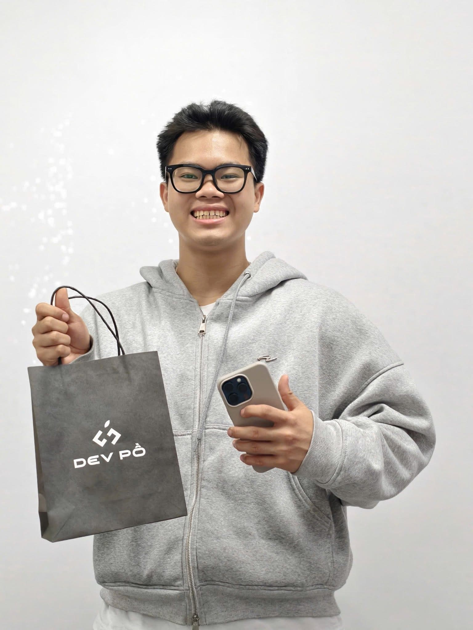 Khách hàng mua iPhone 15 Lock giá rẻ Dev Pồ
