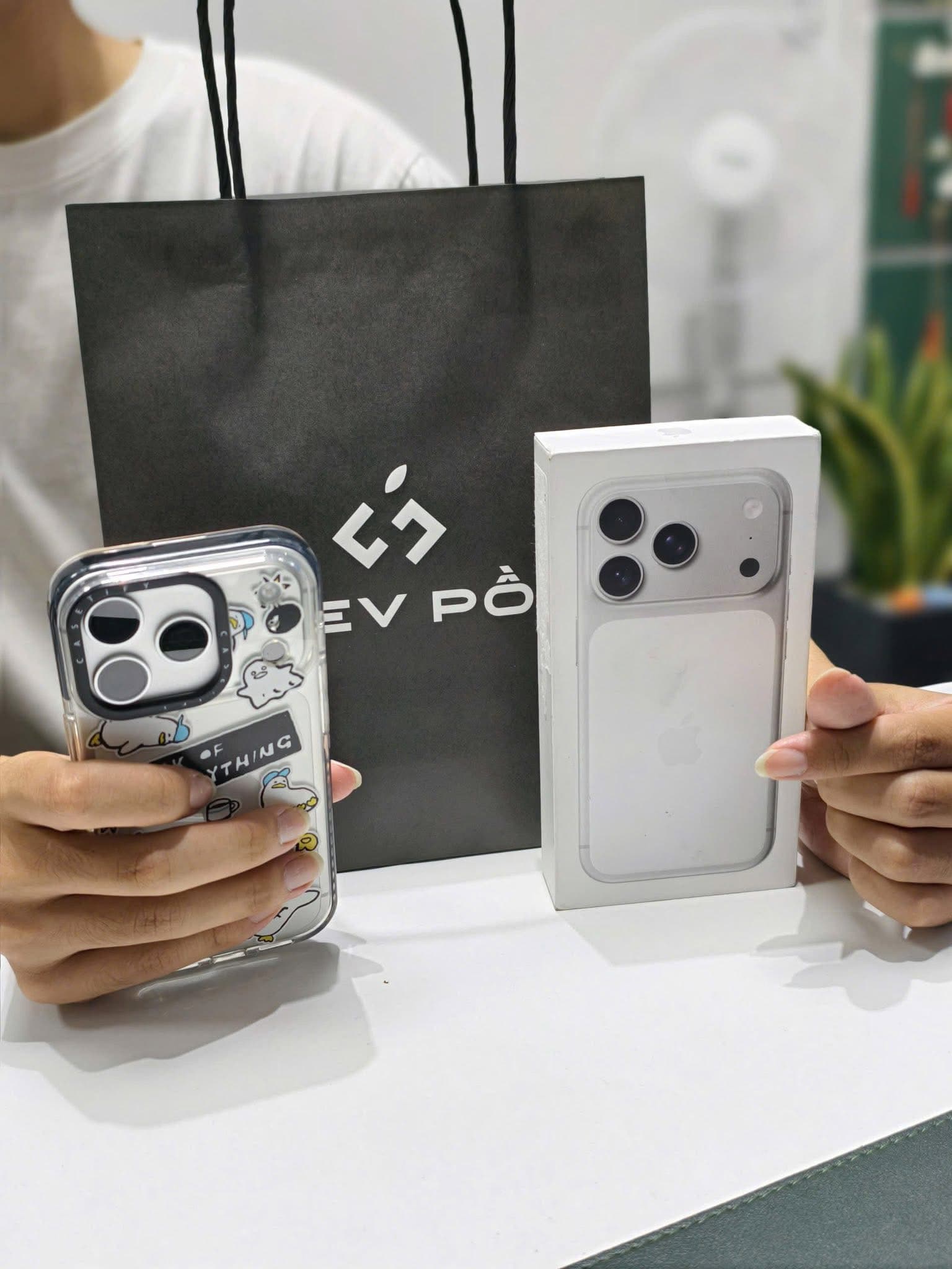 Khách hàng mua iPhone 12 Pro Max Lock tại Dev Pồ